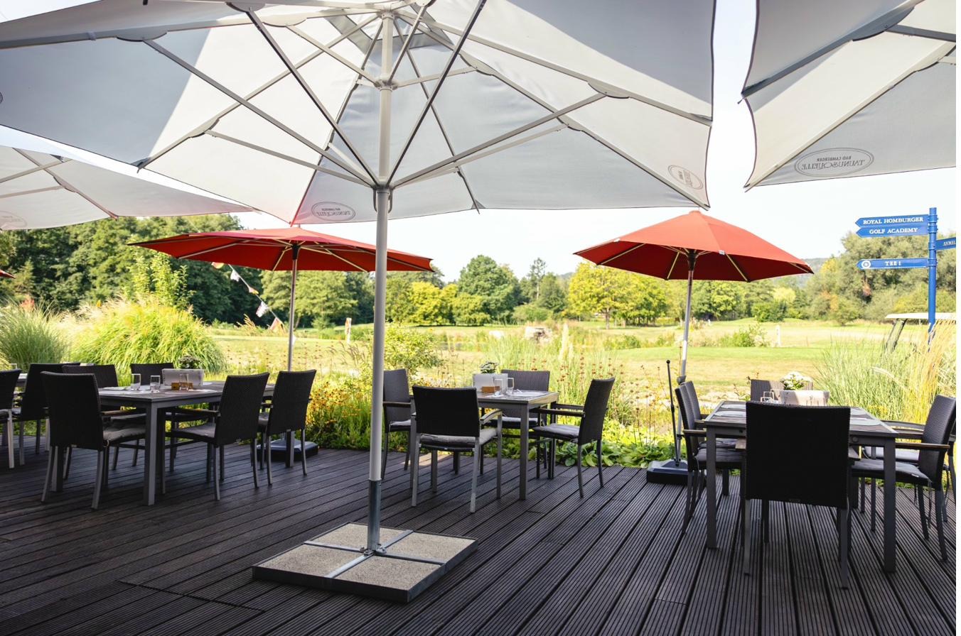 Gäste auf der Terrasse der Eventlocation Bad Homburg